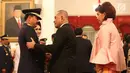 Menteri Pertahanan Ryamizard Ryacudu (tengah) didampingi Istri memberikan ucapan selamat kepada Panglima TNI Marsekal Hadi Tjahjanto usai dilantik Presiden Joko Widodo di Istana Negara, Jakarta, Jumat (8/12). (Liputan6.com/Angga Yuniar)