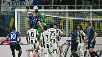Duel Inter Milan kontra Juventus dalam laga derby d'Italia yang berlangsung pada giornata sembilan Serie A Liga Italia di Giuseppe Meazza, Senin (28/10/2024). Inter Milan dan Juventus berbagi poin setelah bermain imbang 4-4. (Gabriel BOUYS / AFP)