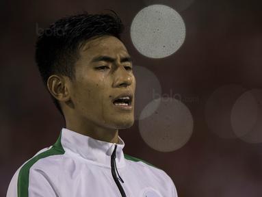 Gelandang Timnas Indonesia, Hanif Sjahbandi, menangis sebelum melawan Vietnam pada laga SEA Games di Stadion MPS, Selangor,Selasa (22/8/2017). Kedua negara bermain imbang 0-0. (Bola.com/Vitalis Yogi Trisna)