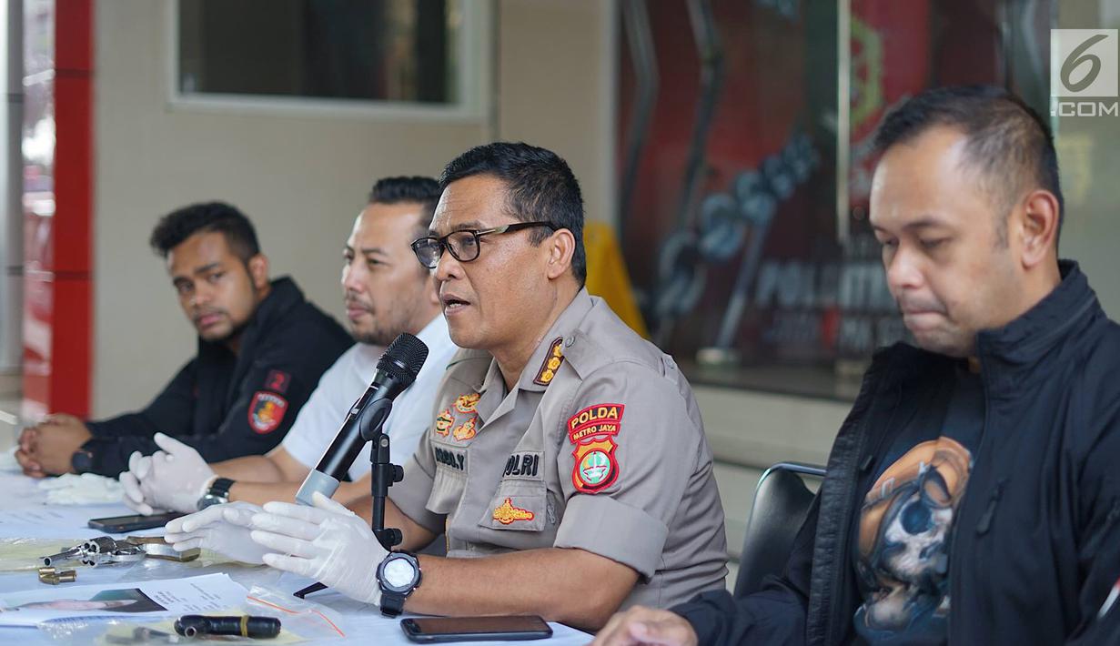 Kabid Humas Polda Metro Jaya Kombes Argo Yuwono memberikan keterangan kepada awak media saat rilis kasus pencurian kendaraan bermotor di Polda Metro Jaya, Jakarta, Kamis (4/7/2019). Polisi menembak mati salah seorang tersangka. (Liputan6.com/Immanuel Antonius)