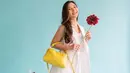 <p>Tampil serba putih juga semakin memesona dengan paduan tas bernuansa kuning, memberikan kesan pop yang unik dan menggemaskan. (Foto: Jessica Mila)</p>