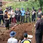 Relokasi jasad dari TPU Kebon Nanas, Bogor yang terkena longsor, Jumat (28/2/2020). (Liputan6.com/Achmad Sudarno)