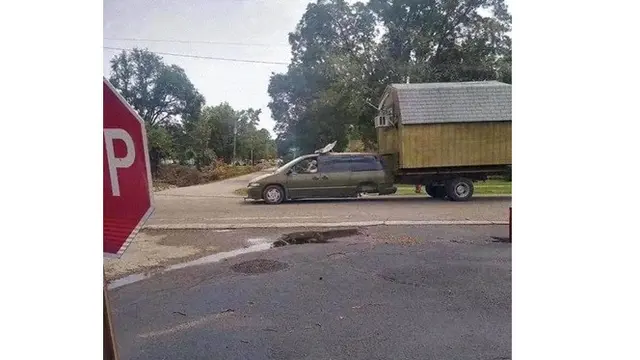 7 Cara Unik Bawa Barang Pakai Mobil Ini Bikin Tepuk Jidat, Ada-Ada Saja