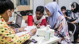 Puluhan anak mengikuti Sunatan Massal yang digelar oleh Pemerintah Provinsi DKI Jakarta di RSUD Kebayoran Baru, Jakarta Selatan, Kamis (26/6/2025). (Liputan6.com/Herman Zakharia)