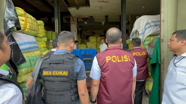 Polisi melakukan penggerebekan terhadap sejumlah toko diduga terkait importasi pakaian bekas ilegal, di tiga lokasi. Salah satunya di Pasar Senen Blok III, Jakarta Pusat.