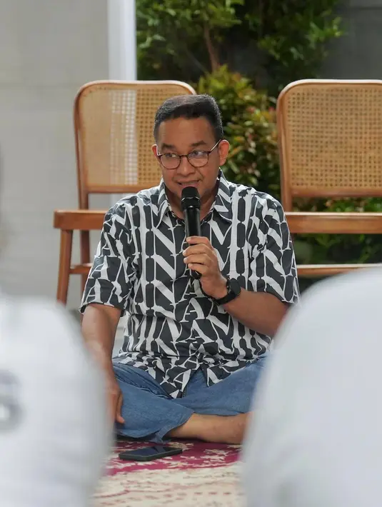 Baju yang dikenakan Anies berupa kemeja lengan pendek. Anies kemudian memadukan kemeja tersebut dengan celana jeans dan sepatu loafers kulit warna cokelat. [@feryfarhati]