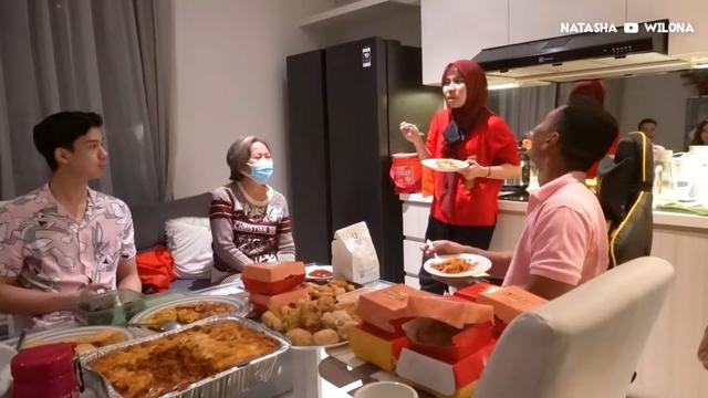6 Momen Natasha Wilona Temani Verrell Bramasta Buka Puasa, Didoakan Balikan