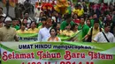 Sejumlah umat Hindu dan Buddha Jambi membentangkan spanduk ucapan selamat saat mengikuti Pawai Tahun Baru Islam 1436 H di Jalan Sultan Agung, Jambi, Jumat (24/10/2014). (Antara Foto/Wahdi Septiawan)