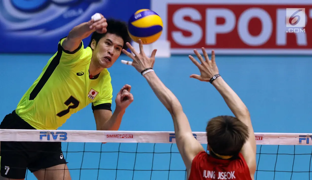Pemain Timnas voli putra Jepang, Dekita Takashi (kiri) melakukan smes saat melawan Korea pada Kejuaraan Voli Asia 2017 di GOR Tri Dharma, Gresik, Rabu (26/7). Korea unggul 3-2. (Liputan6.com/Helmi Fithriansyah)