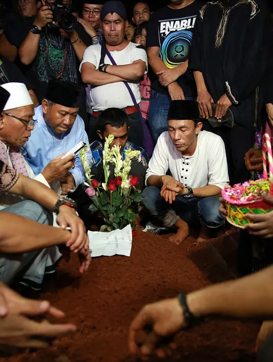 Para komedian turut mengantarkan ke peristirahatan terakhirnya  Budi Anduk. (Nurwahyunan/Bintang.com)