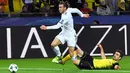 Pemain Real Madrid, Gareth Bale berusaha mengejar bola dalam lanjutan Liga Champions melawan Borussia Dortmund di Signal Iduna Park, Rabu (27/9). Satu gol Bale mewarnai kemenangan Real Madrid 3-1. (AP/Michael Probst)