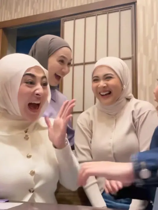 Saat memberi tahu geng Mamayu, Kesha tampil mengenakan cardigan coklat senada dengan kerudungnya. Dipadukan bawahan denim serta anting-anting sebagai pelengkap penampilan. [@kesharatuliu05]