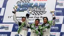 Tiga pembalap Indonesia, Rey Ratukore, Sudarmono dan Sigit Purnomo (dari kiri ke kanan) berpose di podium kemenangan kelas ST250 Yamaha ASEAN Cup Race (YACR) 2014 di Sirkuit Sentul, Bogor (7/12/2014). (Liputan6.com/Helmi Fithriansyah)