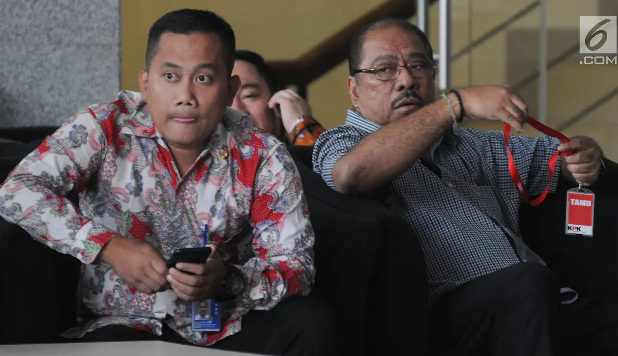 Anggota DPR RI dari Fraksi Partai Golkar Melchias Marcus Mekeng (kanan) berada di ruang tunggu sebelum menjalani pemeriksaan di Gedung KPK, Rabu (8/5/2019). Melchias Marcus Mekeng diperiksa sebagai saksi dalam kasus dugaan korupsi e-KTP dengan tersangka Markus Nari. (merdeka.com/Dwi Narwoko)