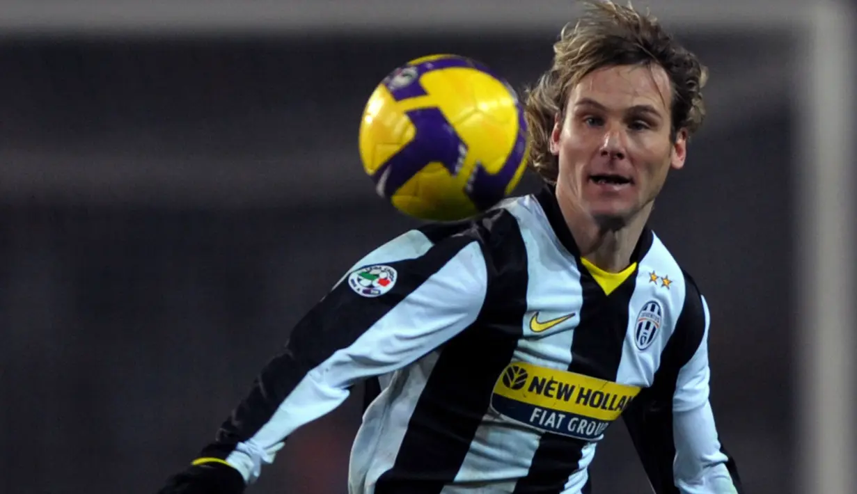 4. Pavel Nedved - Gelandang Ceko merupakan aktor dibalik kesuksesan La Vecchia Signora menembus babak final Liga Champions 2003. Itu adalah raihan terbaik pemain pirang tersebut namun justru takluk di tangan AC Milan. (AFP/Giuseppe Cacace)