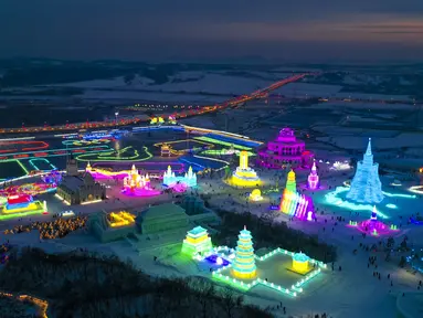 Foto dari udara ini menunjukkan taman hiburan es dan salju di Changchun, Provinsi Jilin, China timur laut, pada 12 Desember 2020. Taman hiburan es dan salju yang memiliki 142 bangunan es dan patung salju itu secara resmi dibuka untuk umum pada Sabtu (12/12). (Xinhua/Xu Chang)