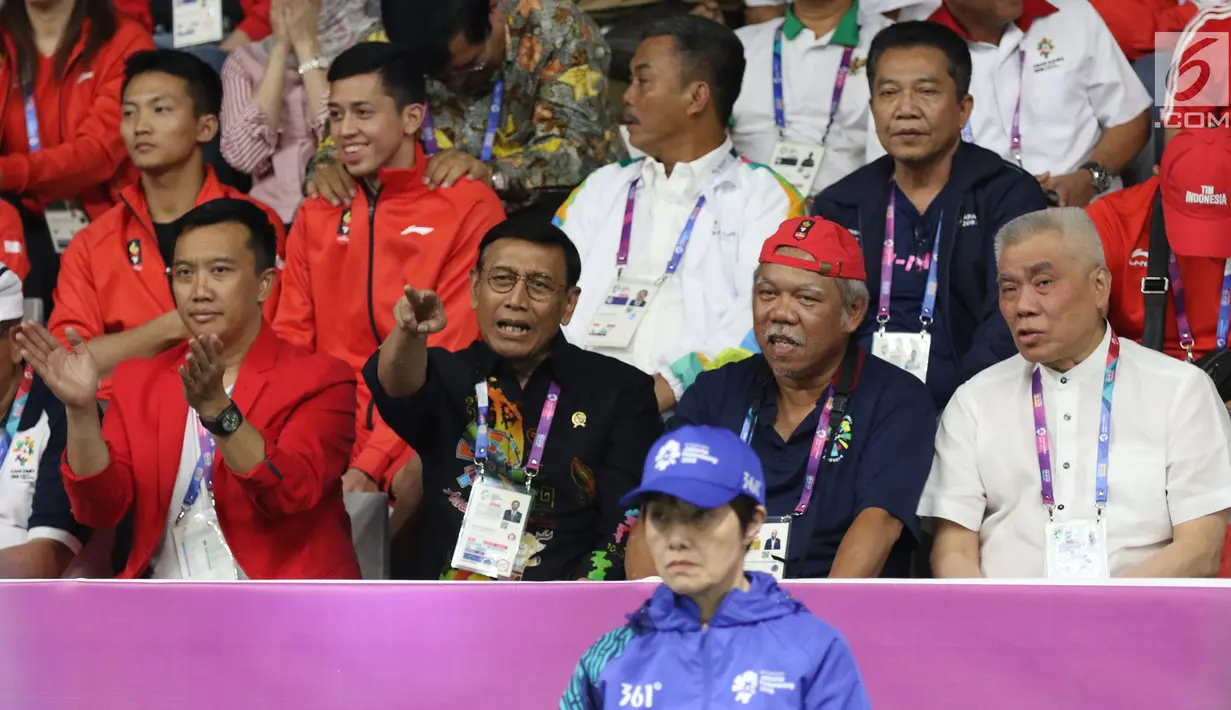 Menpora Imam Nahrawi (kiri), Menko Polhukam Wiranto dan Menteri PUPR, Basuki Hadimuljono saat menyaksikan semifinal bulu tangkis beregu putra Asian Games 2018, Indonesia melawan Jepang di Jakarta, Selasa (21/8). (Liputan6.com/Helmi Fithriansyah)