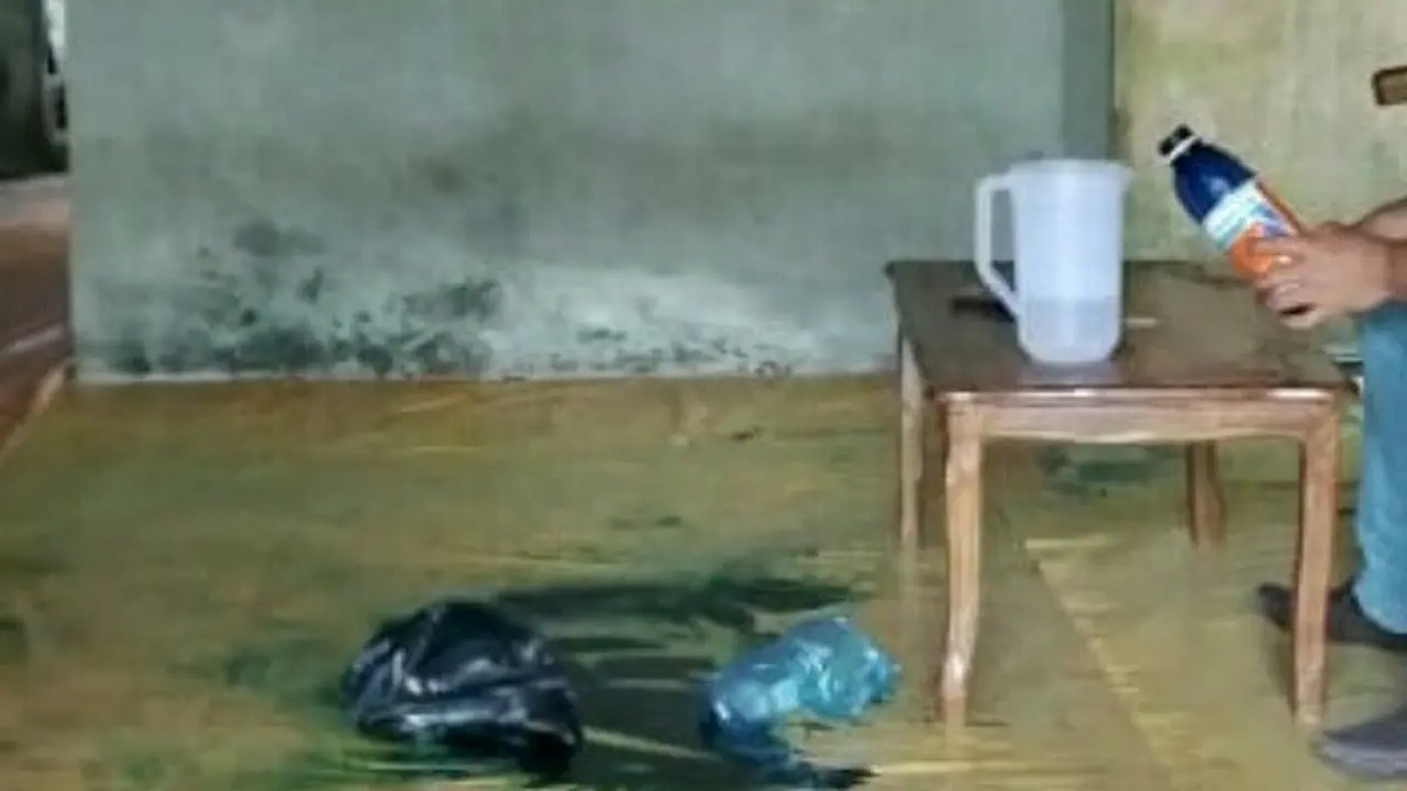 Sejumlah barang bukti seperti botol berisi racun yang ditemukan di lokasi kejadian.