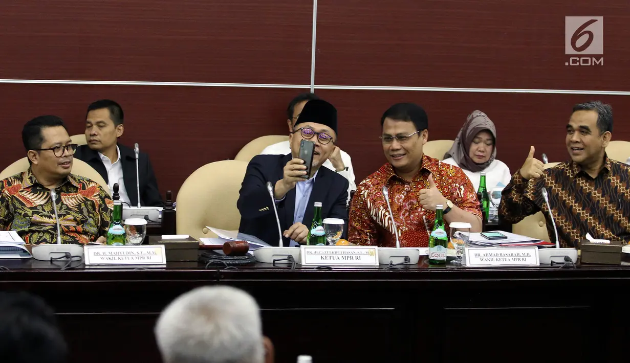 Ketua MPR Zulkifli Hasan (kedua kiri) serta Wakil Pimpinan MPR Mahyudin (kiri), Ahmad Basarah (kedua kanan), Ahmad Muzani (kanan) saat memimpin rapat gabungan di Kompleks Parlemen, Jakarta, Senin (23/9/2019). Ini merupakan rapat terakhir kepemimpinan MPR periode 2014-2019. (Liputan6.com/JohanTallo)