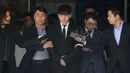 Mantan anggota boyband BIGBANG, Seungri ditahan seusai menghadiri sidang pemeriksaan di Pengadilan Distrik Pusat Seoul, Selasa (14/5/2019). Seungri resmi ditahan atas tuduhan kasus penggelapan dan prostitusi (mucikari). (Ed JONES / AFP)
