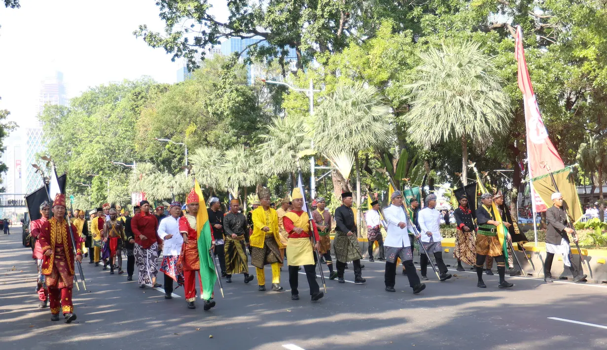 Pembawa bendera merah putih dan teks proklamasi yang dikawal pasukan pasukan berkuda, drum band, dan kepolisian melewati ribuan masyarakat yang suka cita menyambut HUT ke-80 RI untuk menuju Istana Merdeka. (KapanLagi.com/Budy Santoso)