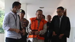 Nurhadi, dijatuhi hukuman penjara selama lima tahun serta denda Rp500 juta. Jika denda tak dibayar, diganti dengan pidana kurungan selama 140 hari. Tampak dalam foto, terdakwa kasus dugaan gratifikasi dan Tindak Pidana Pencucian Uang (TPPU) yang juga mantan Sekretaris Mahkamah Agung (MA), Nurhadi (tengah) bersiap menjalani sidang pembacaan putusan di Pengadilan Tindak Pidana Korupsi (Tipikor) Jakarta, Rabu (1/4/2026). (Kapanlagi.com/Budy Susanto)