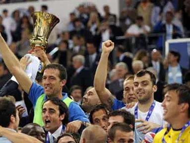 Lazio&#039;s players and team celebrate after winning Coppa Italia on May 13, 2009 at Rome&#039;s Olympic Stadium. Lazio beat Sampdoria 6-5 on penalties following a 1-1 draw. AFP PHOTO/FILIPPO MONTEFORTE