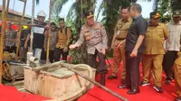 Kapolda Riau Irjen Mohammad Iqbal melihat air dari sumur bor yang diserahkan kepada masyarakat Pekanbaru untuk memenuhi kebutuhan air bersih. (Liputan6.com/M Syukur)