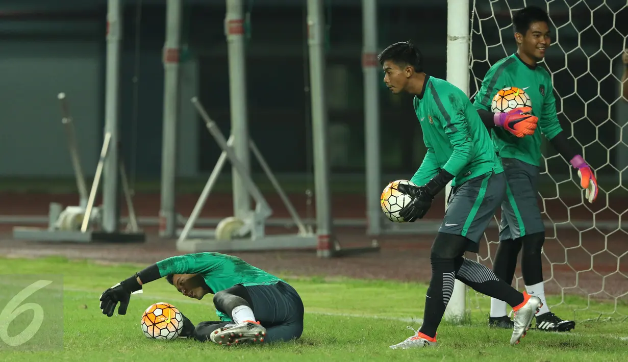 Penjaga gawang Timnas Indonesia U-22 saat melakukan latihan uji lapangan di Stadion Patriot Candrabhaga, Bekasi, Selasa (4/4). Timnas Indonesia U-22 akan melawan Persija pada Rabu (5/4). Liputan6.com/Helmi Fithriansyah)