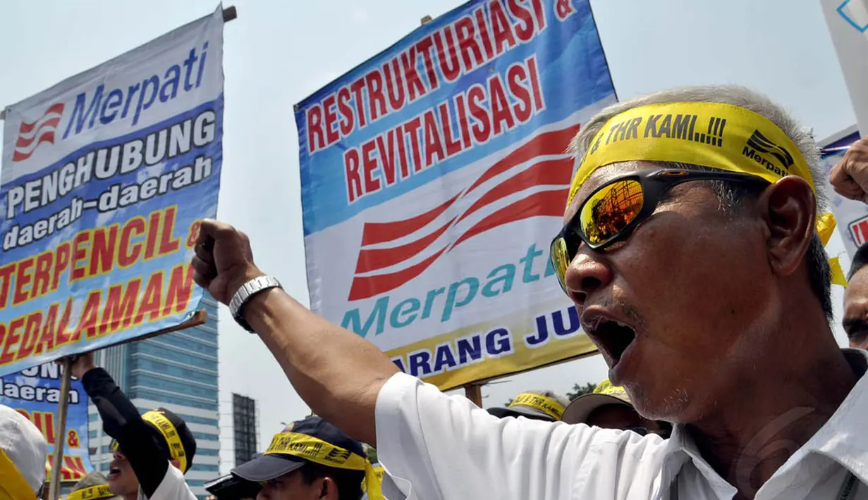 Di tengah terik panasnya kota Jakarta, ratusan karyawan Merpati bersemangat menuntut hak-haknya yang belum terbayarkan, (16/8/14). (Liputan6.com/Miftahul Hayat)