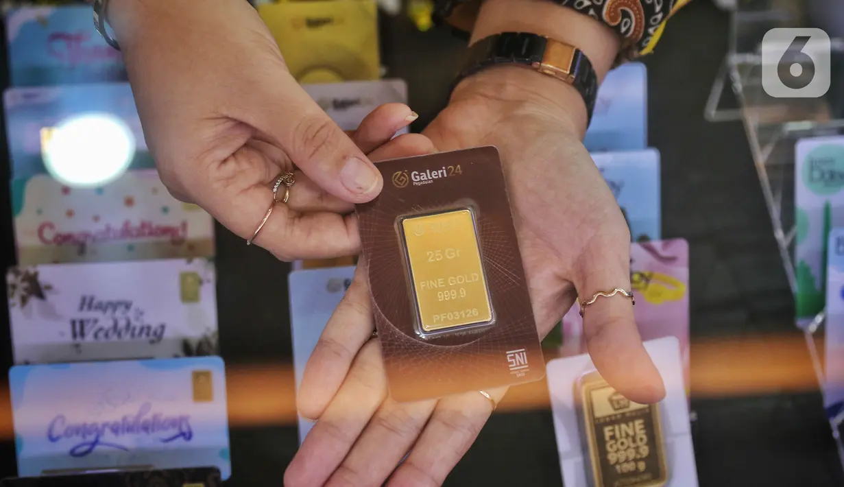 <p>Pegawai menunjukkan emas batangan di Galeri 24, Jakarta, Selasa (13/9/2022). Harga jual kembali (buyback) emas Antam ikut naik Rp 3.000, dibanderol Rp 823.000 per gram. (Liputan6.com/Angga Yuniar)</p>