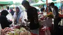 Warga melakukukan aktifitas jual beli saat kegiatan Bazar Ramadan di pelataran kantor DKPPP, BSD, Mekar Jaya, Serpong pada Rabu (15/5/2019). Bazar ini diadakalan oleh Dinas Ketahanan Pangan, Pertanian dan Perikanan (DKPPP) Tangerang Selatan selama tiga hari. (merdeka.com/Arie Basuki)