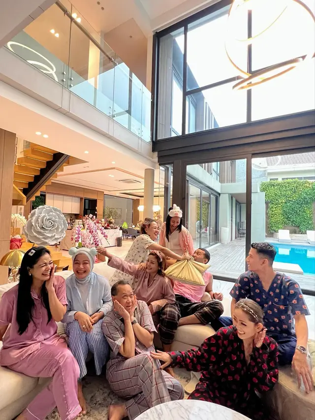 7 Momen Titi Kamal Rayakan Ulang Tahun dengan Tema Pajamas Party Bareng Sahabat
