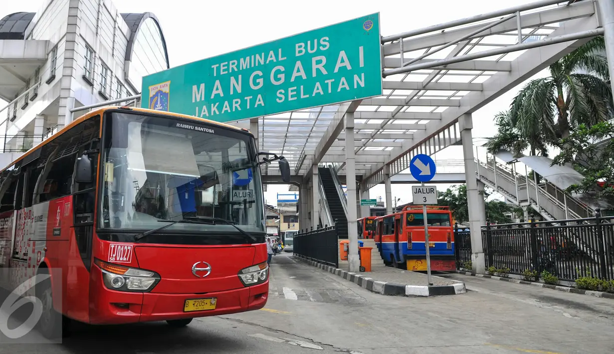Trans Jakarta memasuki  Terminal Manggarai, Jakarta, Jumat (15/4/2016). Pemprov DKI berencana menyerahkan pengelolaan halte dan terminal kepada pihak swasta, Salah satu terminal yang akan diserahkan ke swasta adalah Manggarai. (Liputan6.com/Yoppy Renato)