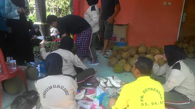 Para pengunjung, nampak lahap tengah menikmati sajian durian kampung durian di Garut, Jawa Barat