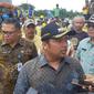 Wali Kota Tangerang Arief R Wismansyah meninjau wilayah banjir di Ciledug Indah 1, Kecamatan Ciledug, Kota Tangerang, Kamis (2/1/2020). (Liputan6.com/Pramita Tristiawati)