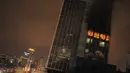 Api yang melalap lantai 16 gedung perkantoran Kosgoro itu merembet hingga dua lantai di atasnya, yaitu 17 dan 18, Jakarta, Senin (9/3/2015).(Liputan6.com/Faizal Fanani)