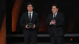 Token Appreciation untuk Emtek Group diserahkan langsung Ketua Umum Persatuan Sepak Bola Seluruh Indonesia (PSSI), Erick Thohir, kepada Managing Director Emtek Group, Sutanto Hartono. Tampak dalam foto, Managing Director Emtek Group, Sutanto Hartono (kiri) saat menerima Token Appreciation sebagai Official Broadcaster PSSI Awards dari Ketua Umum Persatuan Sepak Bola Seluruh Indonesia (PSSI), Erick Thohir, pada malam PSSI Awards 2026 di Studio 6 Emtek City, Jakarta, Sabtu (Sabtu (28/3/2026) malam WIB. (Bola.com/Bagaskara Lazuardi)