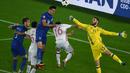 Kiper Spanyol, David De Gea, menghalau bola serangan pemain Kroasia pada laga Grup D Piala Eropa 2016 di Stade Mahmut-Atlantique, Bordeaux, Rabu (22/6/2016) dini hari WIB. (AFP/Mehdi Fedouach)