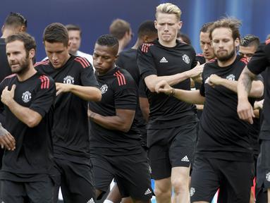 Para pemain Manchester United mengikuti sesi latihan jelang laga Piala Super Eropa di Stadion Philip II, Skpje, Senin (7/8/2017). Manchester United akan bertanding melawan Real Madrid. (AFP/Dimitar Dilkoff)