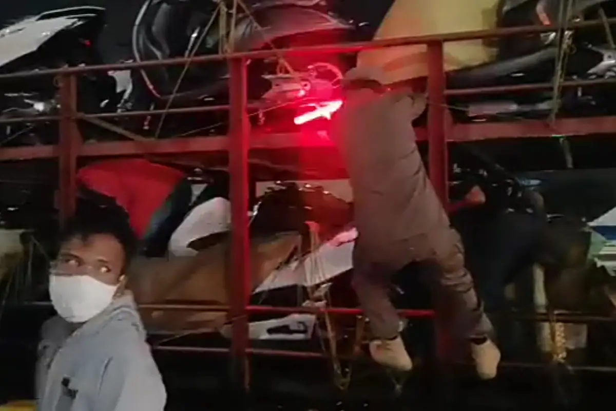 Nekat Mudik Naik Truk Pengangkut Sepeda Motor. (Sabtu, 08/05/2021). (Dokumentasi Korlantas Polri).