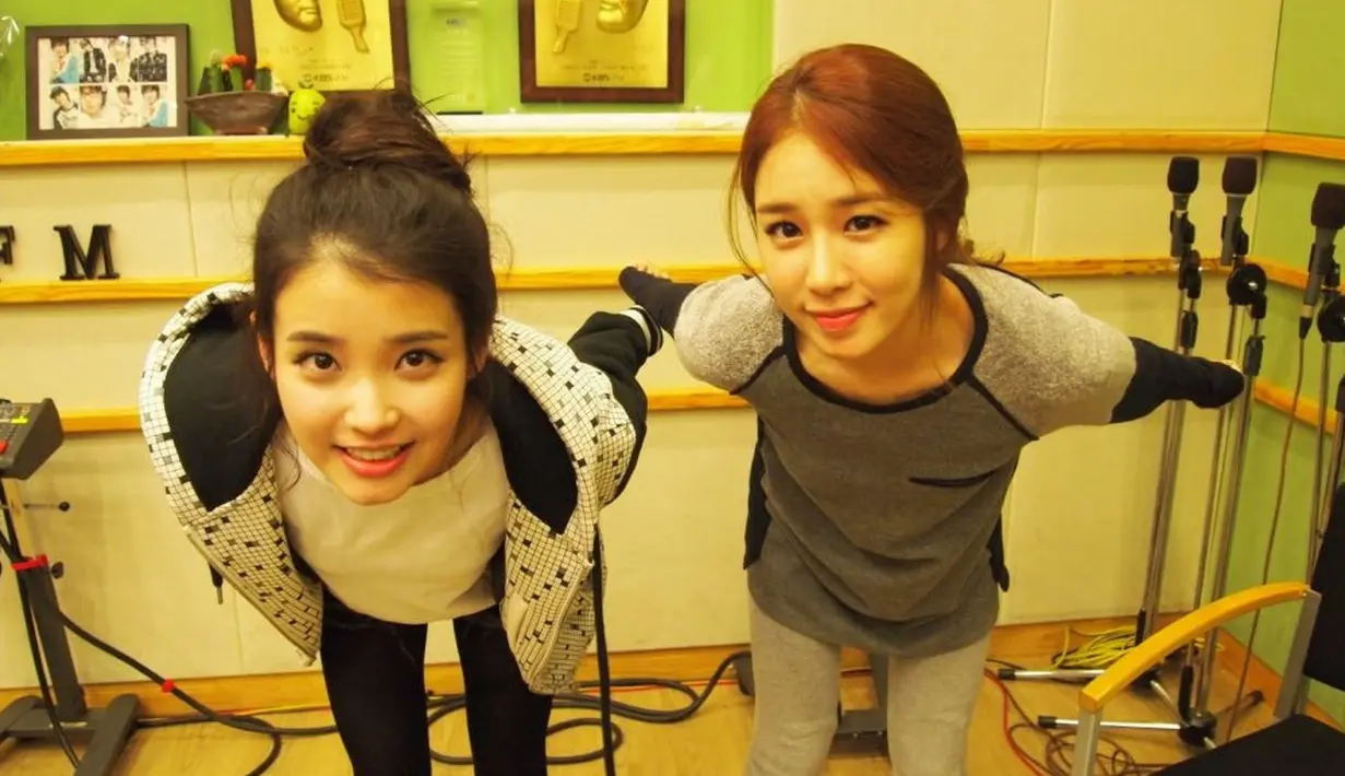 IU dan Yoo In Na memang menjalin persahabatan yang sangat dekat. Bahkan IU menyebut jika Yoo In Na merupakan sumber inspirasinya. (Foto: Soompi.com)