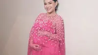 5 Potret Detail Mini Dress Pink Amanda Manopo, Baby Bump Curi Perhatian