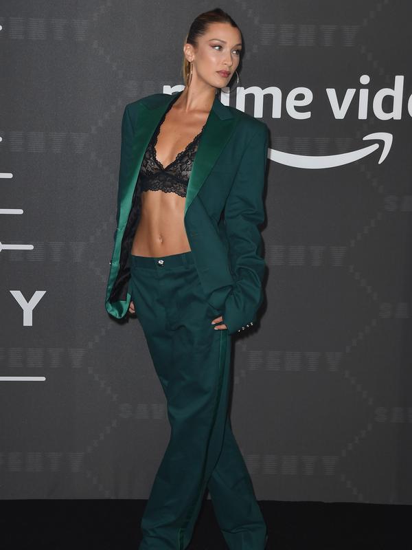 Model Bella Hadid berpose saat tiba menghadiri Savage X Fenty Show yang disuguhkan oleh Amazon Prime Video di Brooklyn, New York (10/9/2019). Bella Hadid tampil seksi mengenakan bra renda dengan setelan jas hijau. (AFP Photo/Dimitrios Kambouris)