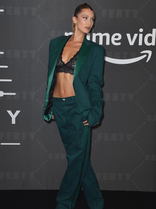 Model Bella Hadid berpose saat tiba menghadiri Savage X Fenty Show yang disuguhkan oleh Amazon Prime Video di Brooklyn, New York (10/9/2019). Bella Hadid tampil seksi mengenakan bra renda dengan setelan jas hijau. (AFP Photo/Dimitrios Kambouris)