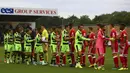 Para pemain Forest Green Rovers bersalaman dengan pemain MK Dons pada laga Piala Liga di Stadion New Lawn, Nailsworth, Selasa (8/8/2017). FGB merupakan klub sepak bola yang mengedepankan hidup sehat dan ramah lingkungan. (AFP/Geoff Caddick)