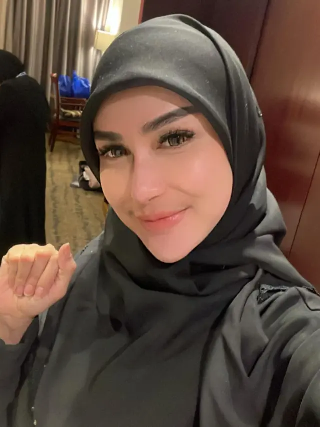 6 Potret Bebizie Tampil Berhijab Saat Umrah, Sempat Bertemu Lesti Kejora