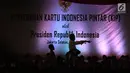 Presiden Joko Widodo (Jokowi) berdialog dengan siswa saat penyerahan Kartu Indonesia Pintar (KIP) di SLB Negeri Pembina, Jakarta, Rabu (6/3). Jokowi membagikan 3.300 KIP untuk pelajar di wilayah Jakarta Selatan. (Liputan6.com/Angga Yuniar)