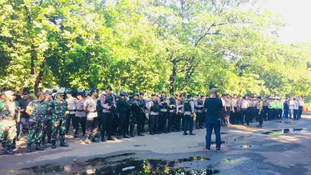 Apel persiapan pengamanan Jumat Agung di Halaman Masjid Istiqlal, Jumat (30/3/2018). (Merdeka/Titin)