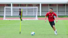 Pemain Timnas Indonesia U-22, Ivar Jenner, mengikuti sesi latihan jelang menghadapi Timnas Mali di Stadion Madya, Senayan, Jakarta, Jumat (14/11/2025). (Bola.com/M Iqbal Ichsan)